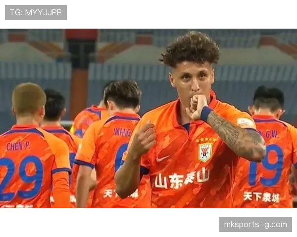 克雷桑一拿球就亮灯,山东泰山进攻却越踢越单薄,核心依赖加剧战术失衡 克雷桑一拿球就亮灯,山东泰山进攻却越踢越单薄,核心依赖加剧战术失衡